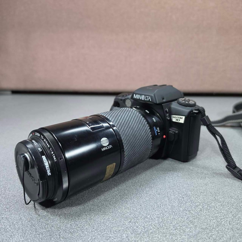 Minolta Maxxum 70 SLR Film Camera 35mm Excellent 70-210mm f/4.5-5.6 lens Works.